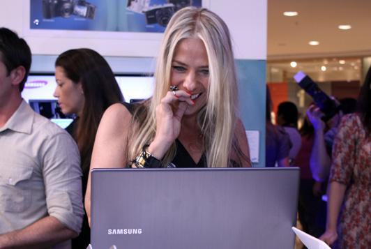 Adriane Galisteu aprova o novo  da Série 7 Chronos da Samsung