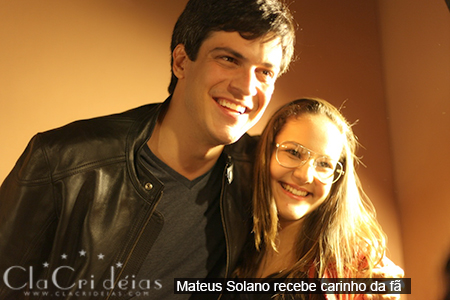 fOTO 11 Mateus Solano recebe carinho da fã JPG