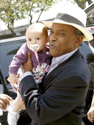 Antônio Pitanga com a netinha Antônia, filha da atriz Camila Pitanga (Reprodução)