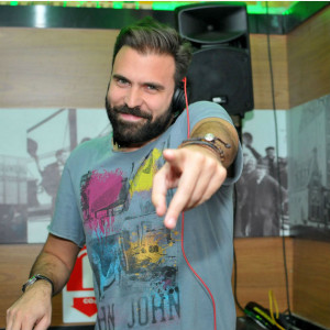 O DJ Gabriel Fullen animando a festa (Foto: Reprodução)