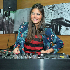 A DJ Marina Diniz nas pick-ups (Foto: Reprodução)