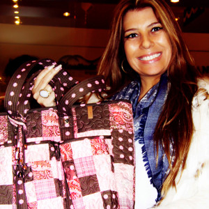 Roberta Giovaneli, mulher de Ronaldo com produtos da loja (Foto: Nair Barros - ClaCrideias)