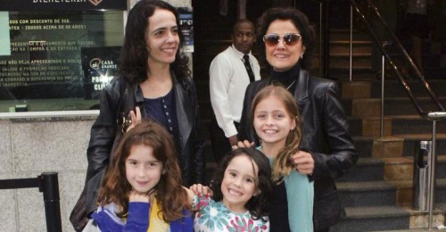 Marieta Severo tem seis netos: Teresa, Lia, Cecília, Francisco, Clara e Irene. Na foto, a atriz está com sua filha Silvia e suas netas (Foto: Reprodução)