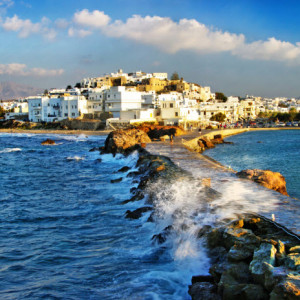 Juntando montanhas e praias, Naxos fica na região montanhosa do arquipélago de Cícladas. Com uma concentração grande de natureza no local, muitas praias são sinônimo de paz e tranquilidade (Foto: Reprodução)
