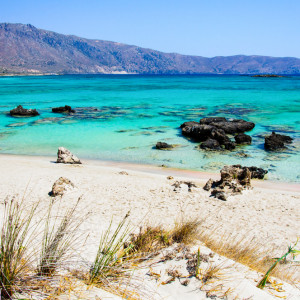 Já falamos da ilha de Creta, mas Elafonisi é uma das praias belas do local e procurada por turistas. O mar que lembra uma piscina natural, tem uma transparência inigualável (Foto: Reprodução)