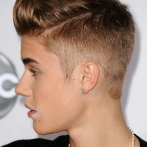 Bieber, mudou várias vezes de estilo e agora usa um topete com as laterais raspadas (Foto: Reprodução)