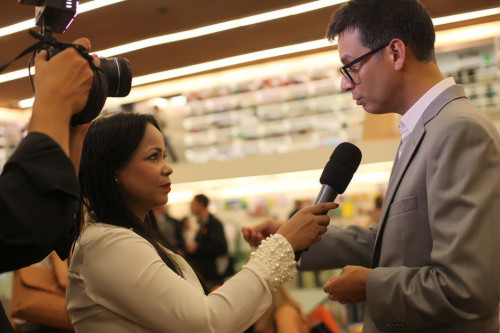 Claudia Cristina entrevista diretor da editora (Foto Nair Barros)
