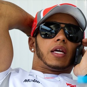 Lewis Hamilton foi o último a chegar no autódromo (Foto: Reprodução)