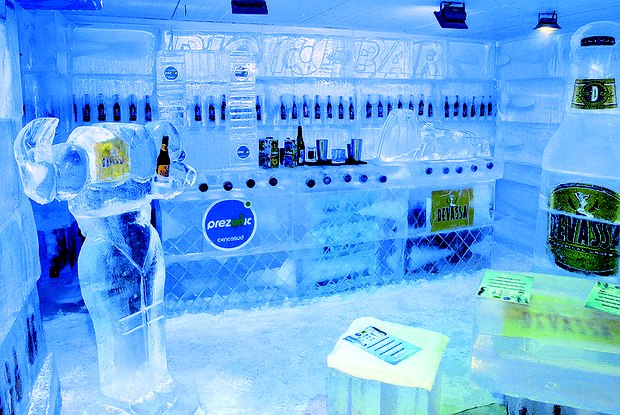Bar de Gelo foi construído com 130 toneladas de gelo (Foto: Divulgação)