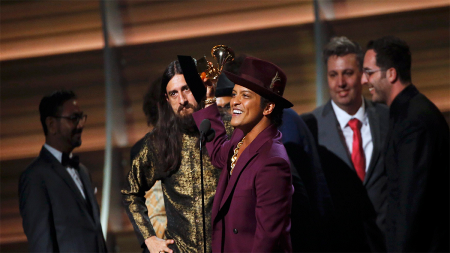 Bruno Mars comemora prêmio de melhor álbum do ano (Foto: Divulgação)