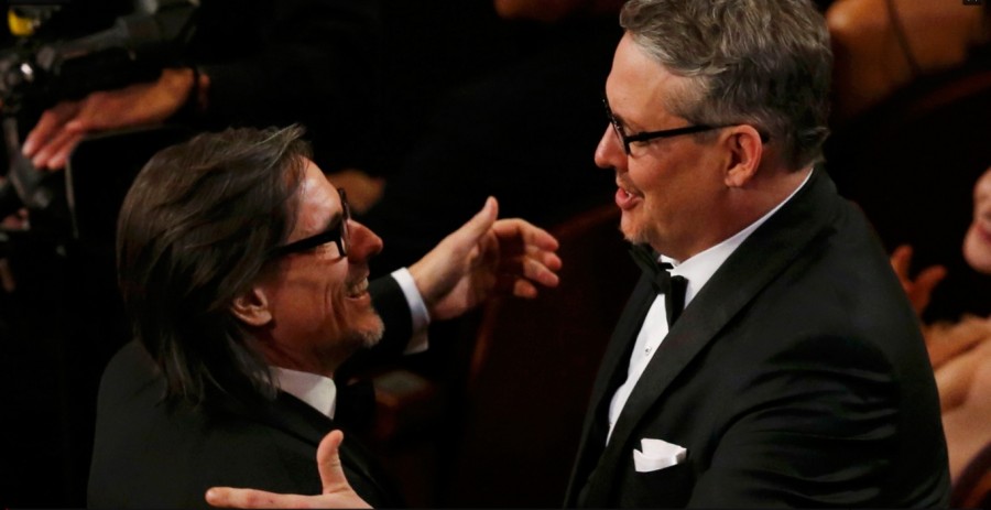 Charles Randolph e Adam Mckay se abraçam ao receber o Oscar de melhor roteiro adaptado por ''A grande aposta'' (Foto: Divulgação) 