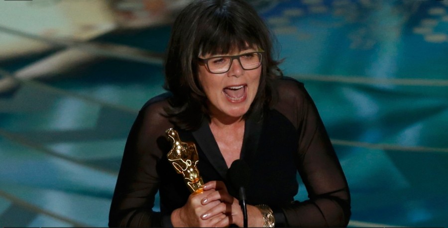 Margaret Sixel recebe prêmio de melhor montagem por ''Mad Max'' no Oscar 2016 (Foto: Divulgação)