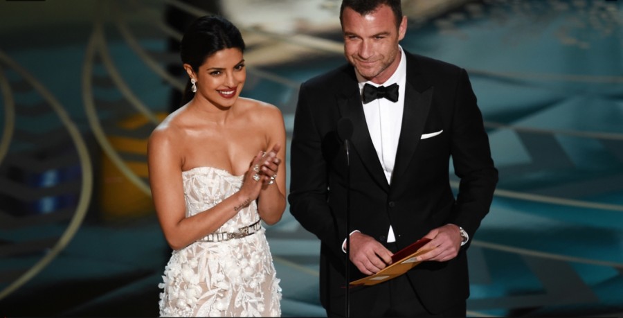 Priyanka Chopra e Liev Schreiber apresentam prêmio de melhor montagem no Oscar 2016 (Foto: Divulgação) 