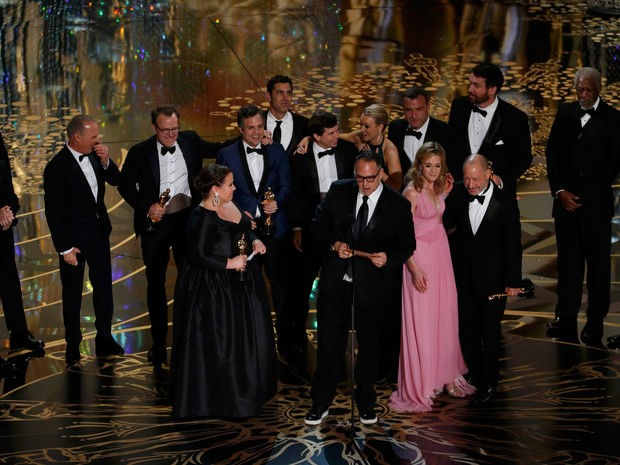 Equipe de 'Spotlight' recebe Oscar de melhor filme em Los Angeles (Foto: Divulgação)