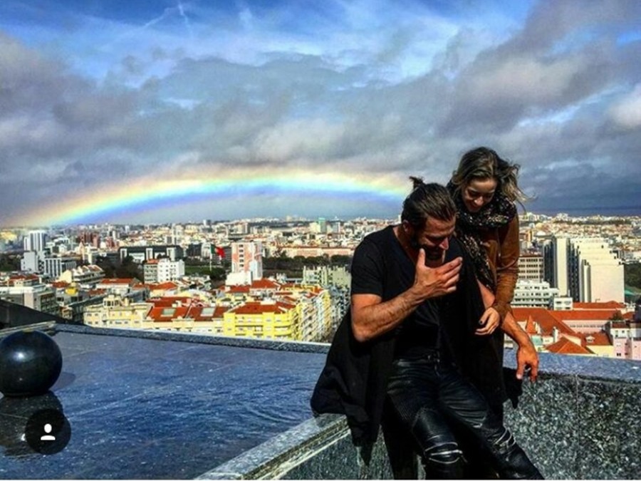 Henri Castelli e Maria Fernanda Saad tiram foto embaixo de arcoíris (Foto: reprodução/instagram)