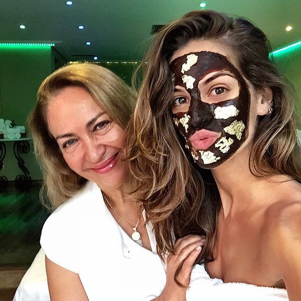 Isabel Goulart faz máscara de chocolate com ouro para o rosto (Foto: divulgação)