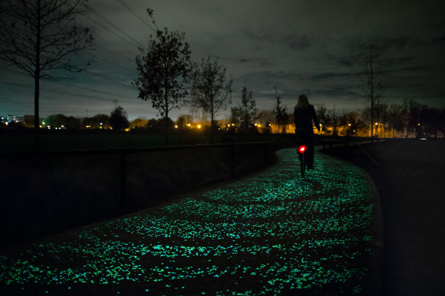 Ciclovia com iluminação natural na Holanda (foto: divulgação)