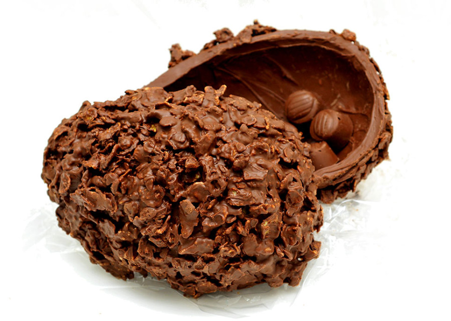 Studio Cake - casca recheada de trufa de chocolate 70%, coberta com cereal crocante de milho (R$ 120,00), com 391 kcal em 100g (Foto: divulgação) 