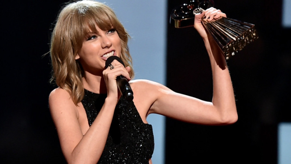 Taylor Swift com um de seus três prêmios (Foto: Divulgação)