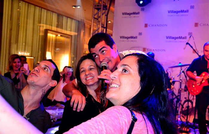 Thiago Martins faz selfie durante show (Foto: Divulgação)