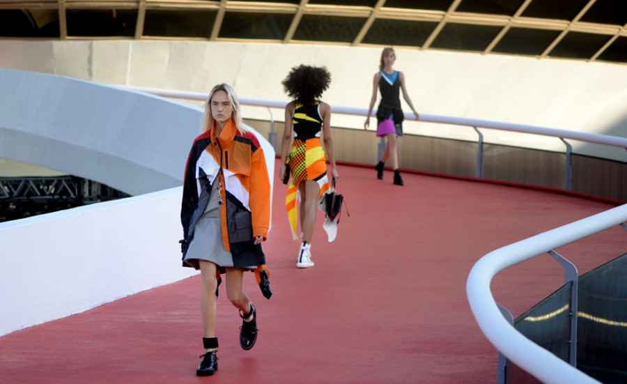 Desfile da Louis Vuitton contou com muitas roupas coloridas (Foto: Divulgação)
