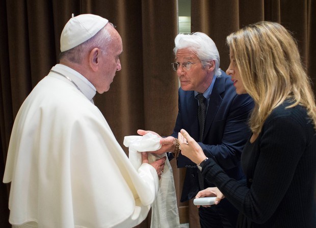 Papa recebe Richard Gere e a sua namorada, Alejandra Silva (Foto: Reprodução)