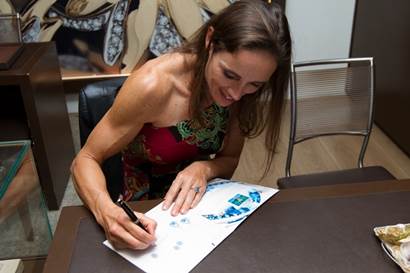 Fabiana Beltrame autografando o catálogo especial (Foto: Divulgação)