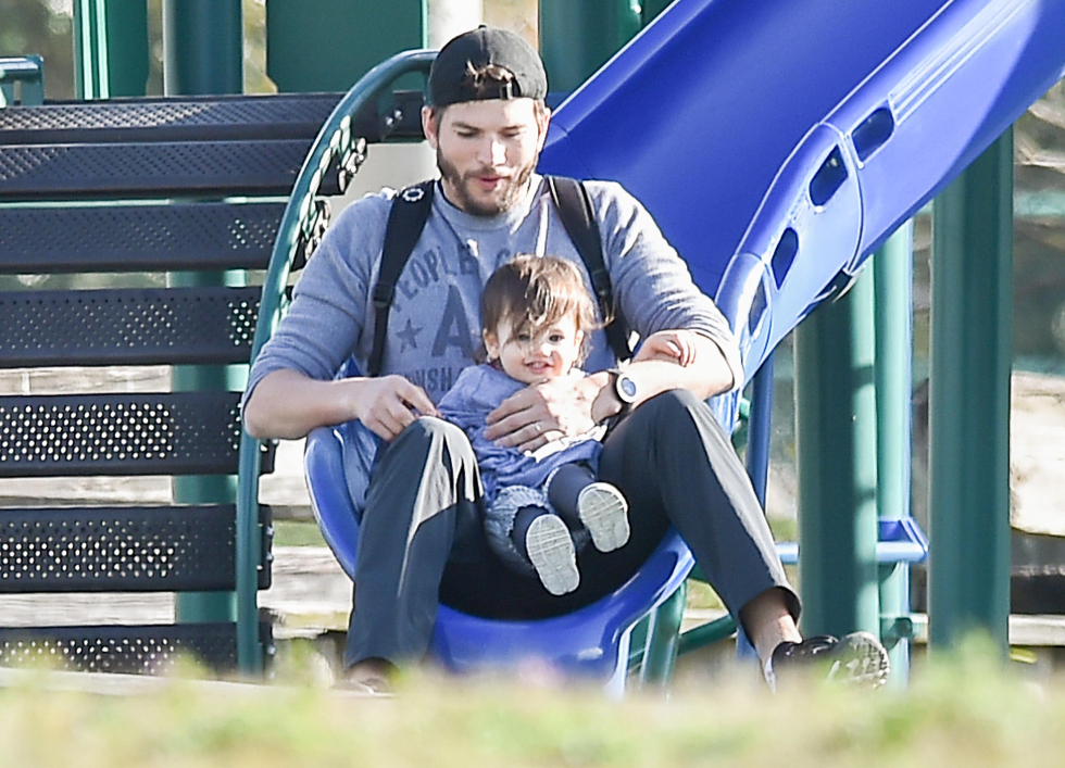 Ashton Kutcher brincando no parque com a filha Wyatt Kutcher (Foto: Divulgação)