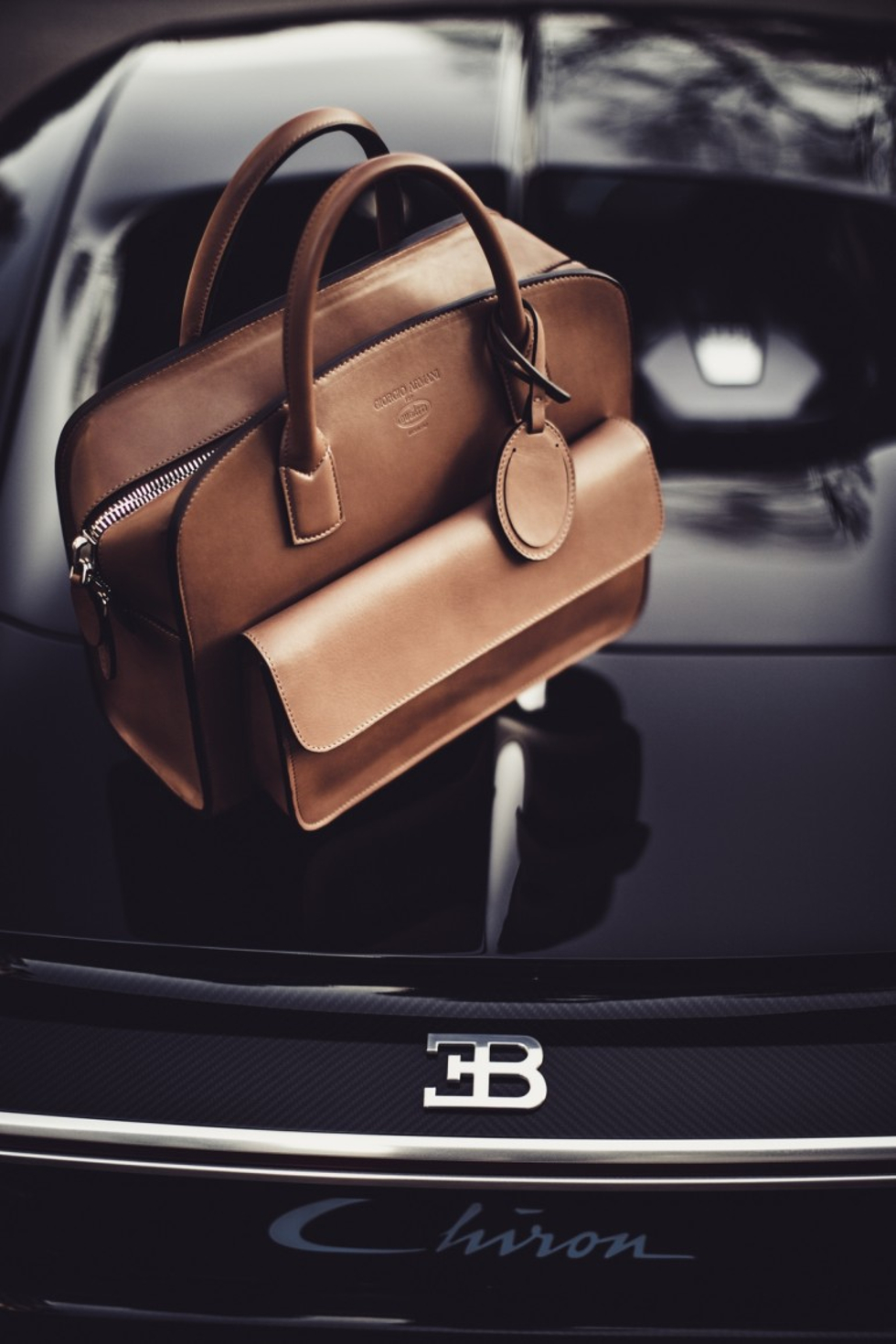 Bolsa de couro desenvolvida pela Armani em parceria com a Bugatti (Foto: Divulgação)