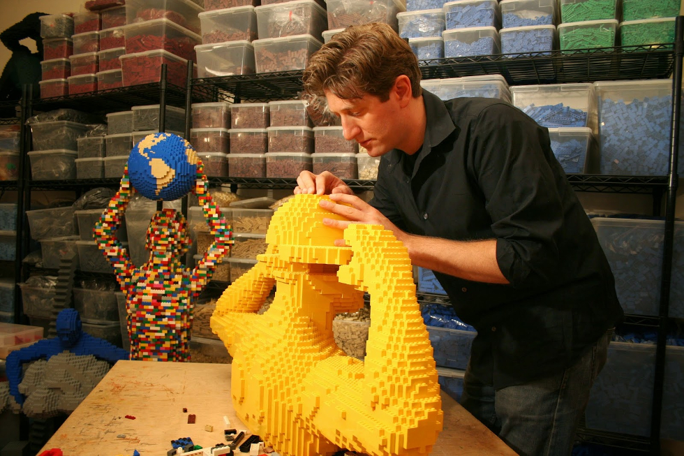 Nathan largou o emprego de advogado para criar esculturas de lego (Foto: Divulgação)