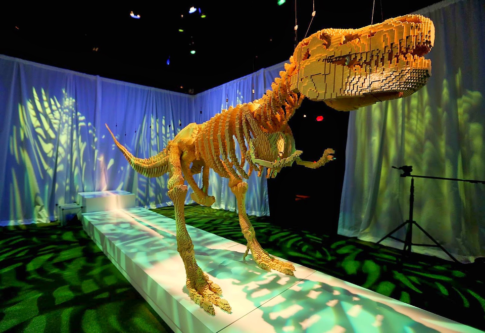 Tiranossauro rex feito com 80 mil peças levou três meses para ficar pronto (Foto: Divulgação)