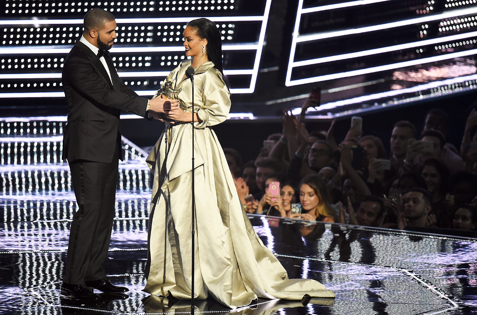 Rihanna recebe prêmio e é homenageada por Drake (Foto: Divulgação)